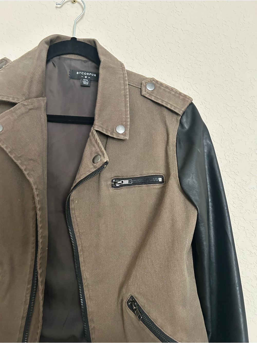 bycorpus/Urban Outfitters Two-Tone, faux leather Moto Jacket — size medium - Picture 3 of 4